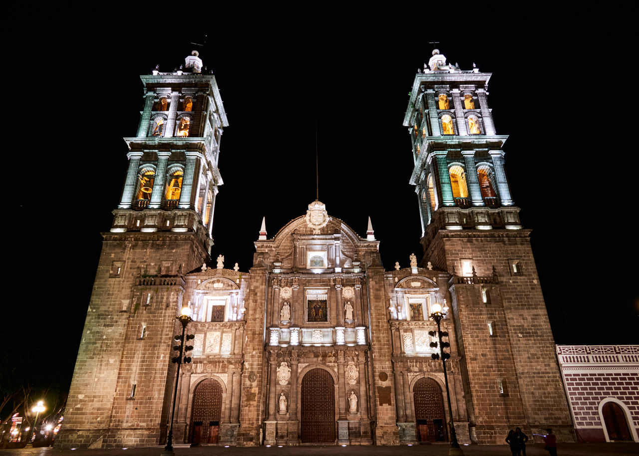 LOW ANGLE VIEW OF ILLUMINATED HISTORIC BUILDING AT NIGHT