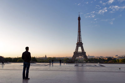 Man looking at eiffel tower