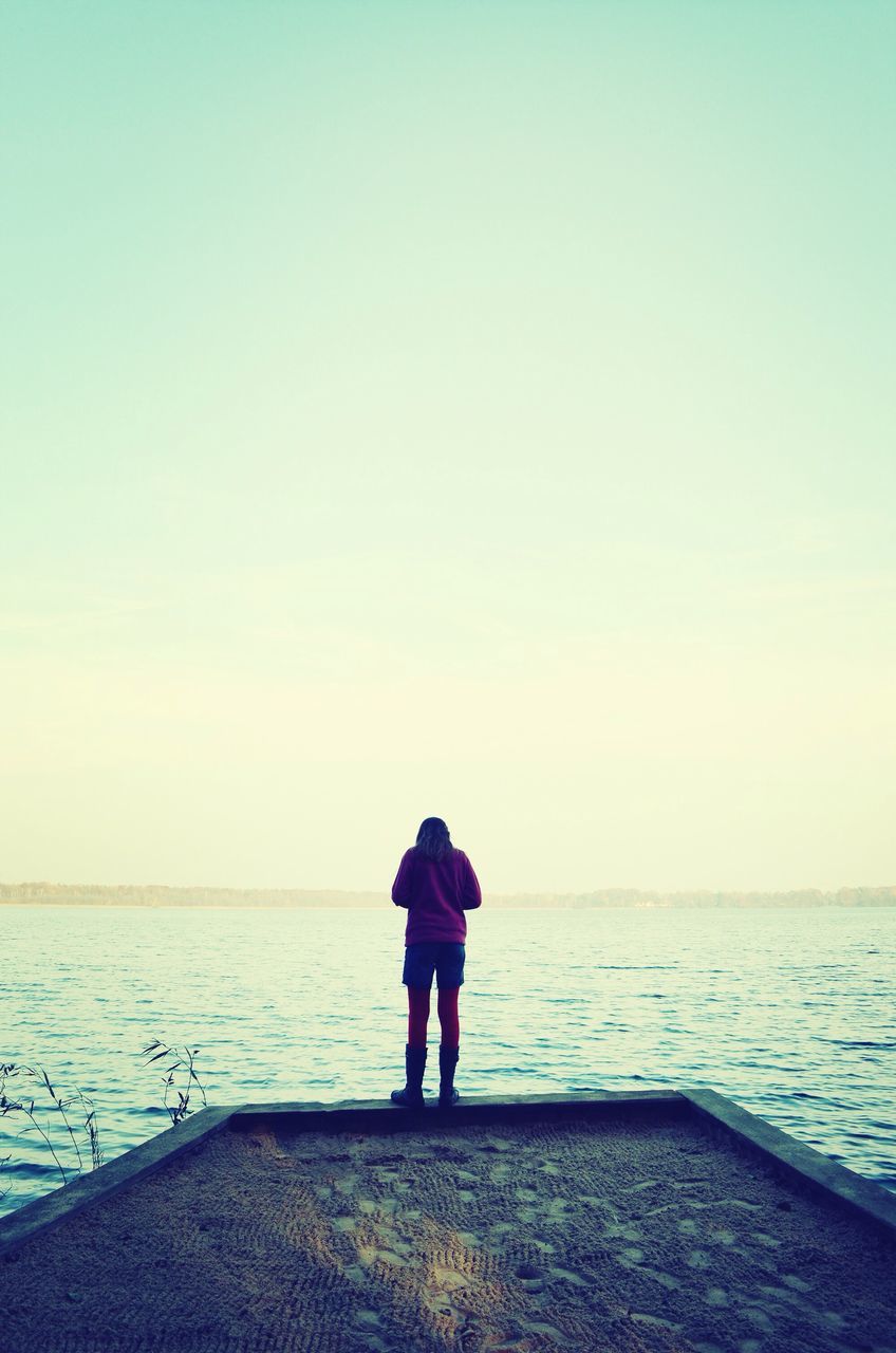 sea, water, horizon over water, rear view, clear sky, standing, copy space, full length, beach, tranquil scene, tranquility, scenics, shore, lifestyles, leisure activity, beauty in nature, nature, men