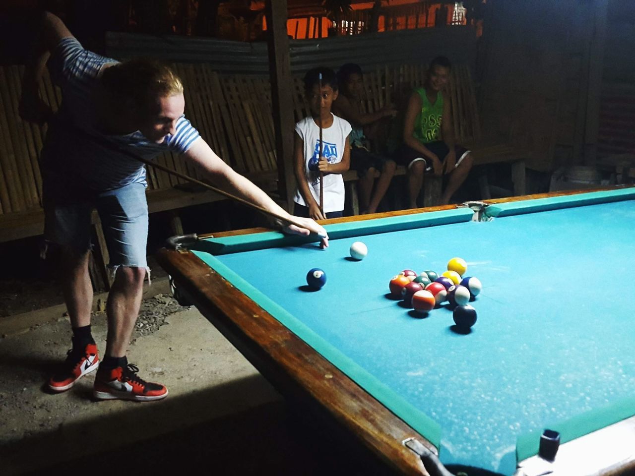 pool table, pool ball, pool - cue sport, playing, leisure games, leisure activity, pool cue, real people, sport, ball, lifestyles, casual clothing, indoors, fun, snooker, two people, competition, men, pool hall, friendship, snooker and pool, day, young adult, adult, people