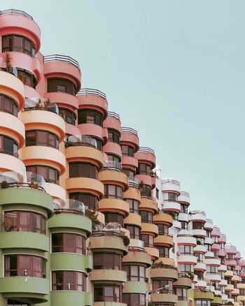 LOW ANGLE VIEW OF RESIDENTIAL BUILDING AGAINST CLEAR SKY