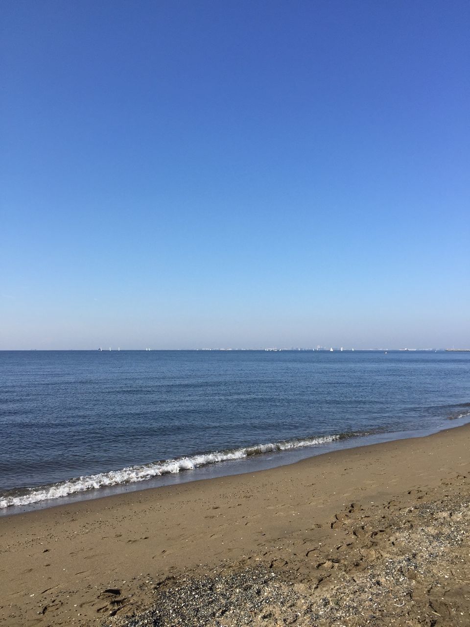 sea, beach, horizon over water, clear sky, water, copy space, shore, tranquil scene, tranquility, scenics, sand, beauty in nature, blue, nature, idyllic, wave, coastline, remote, sky, outdoors