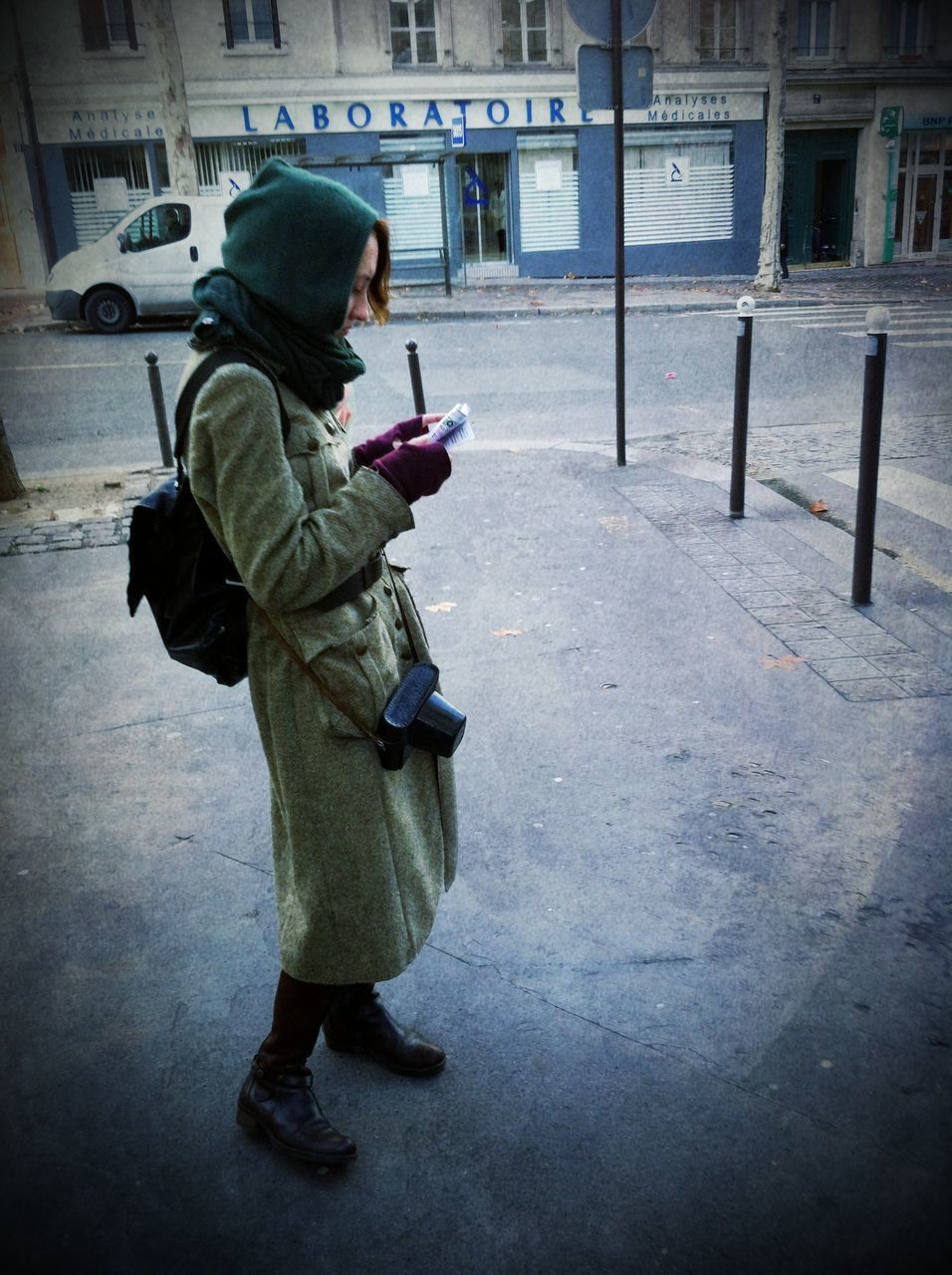 full length, lifestyles, street, walking, building exterior, men, leisure activity, architecture, rear view, built structure, casual clothing, city life, road, city, day, outdoors, holding