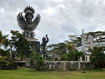 Statue against sky