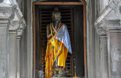 Statue of statues outside building