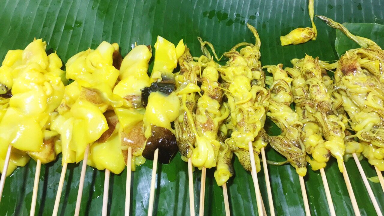 CLOSE-UP OF YELLOW CHILI PEPPERS