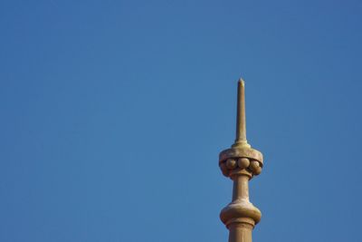 Low angle view of monument against clear blue sky