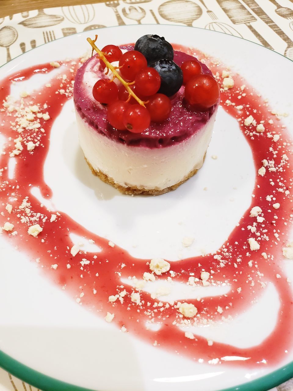 HIGH ANGLE VIEW OF CAKE WITH STRAWBERRY IN PLATE