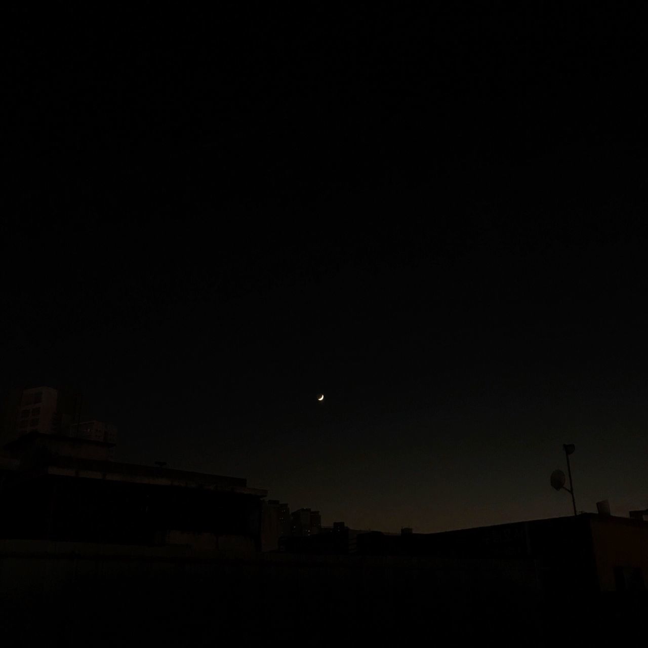 LOW ANGLE VIEW OF SILHOUETTE BUILDINGS AGAINST CLEAR SKY