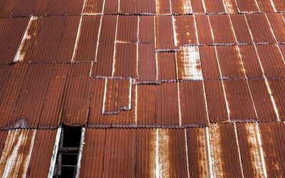 Building made of corrugated iron sheets