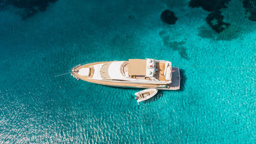 Luxury yacht on the water sea surface from top view. turquoise water background from top view