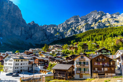 Townscape by mountains against sky