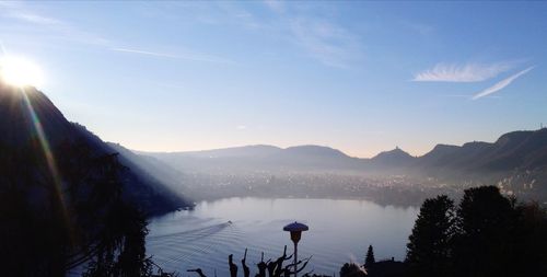 Panoramic view of lake and mountains against sky