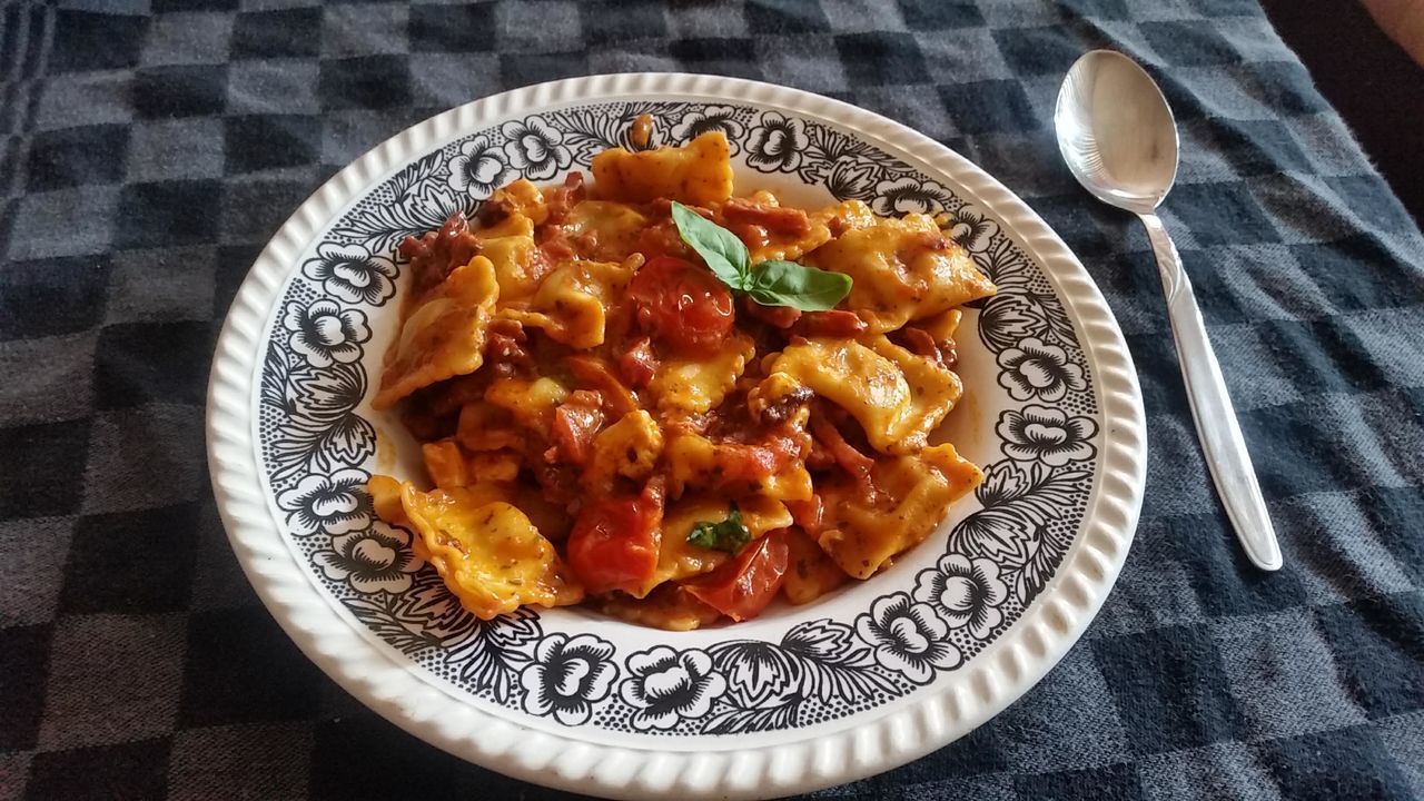 HIGH ANGLE VIEW OF FOOD IN PLATE