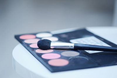 Eye shadow palette and brush