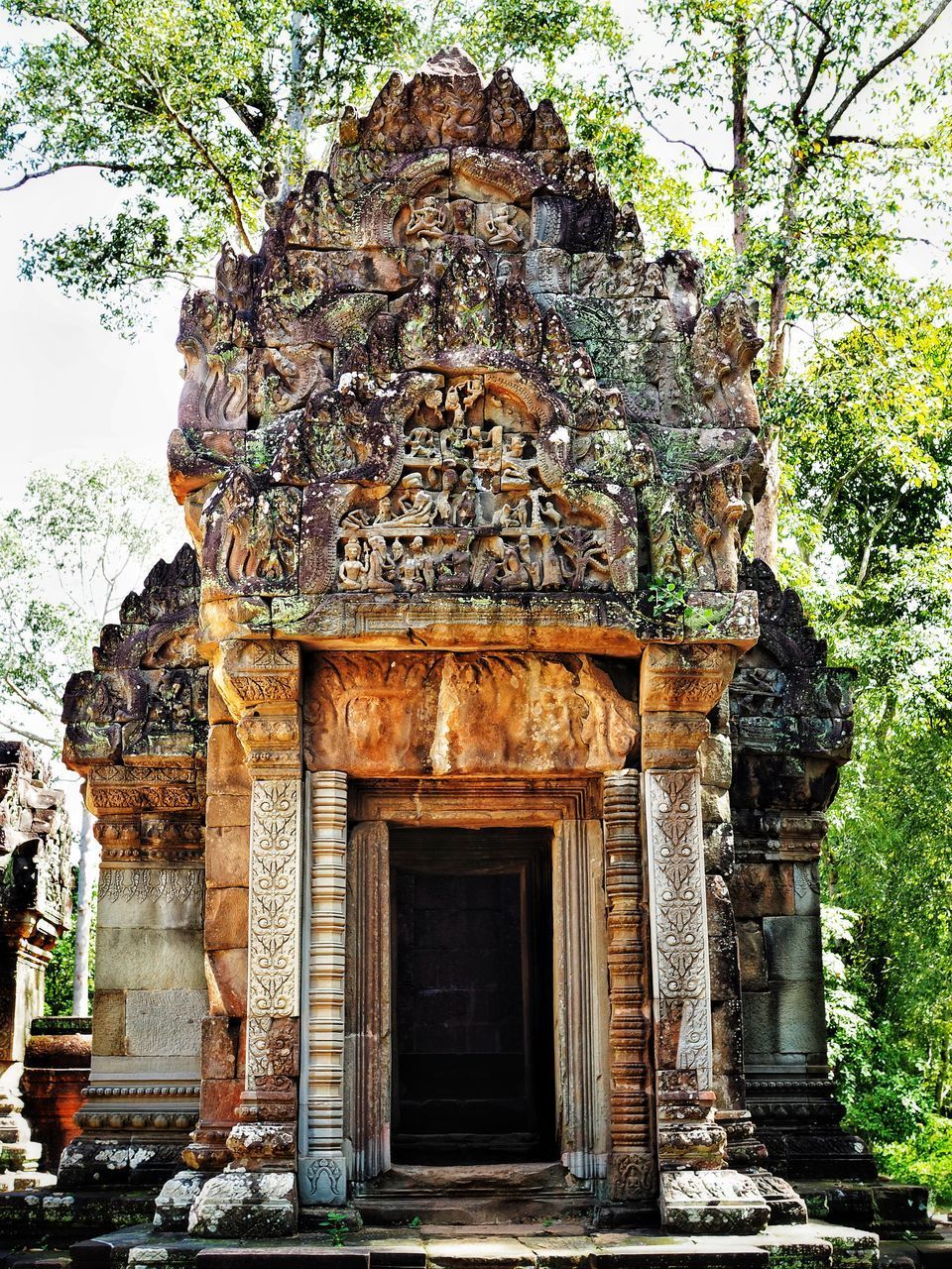 LOW ANGLE VIEW OF STATUE OF TEMPLE