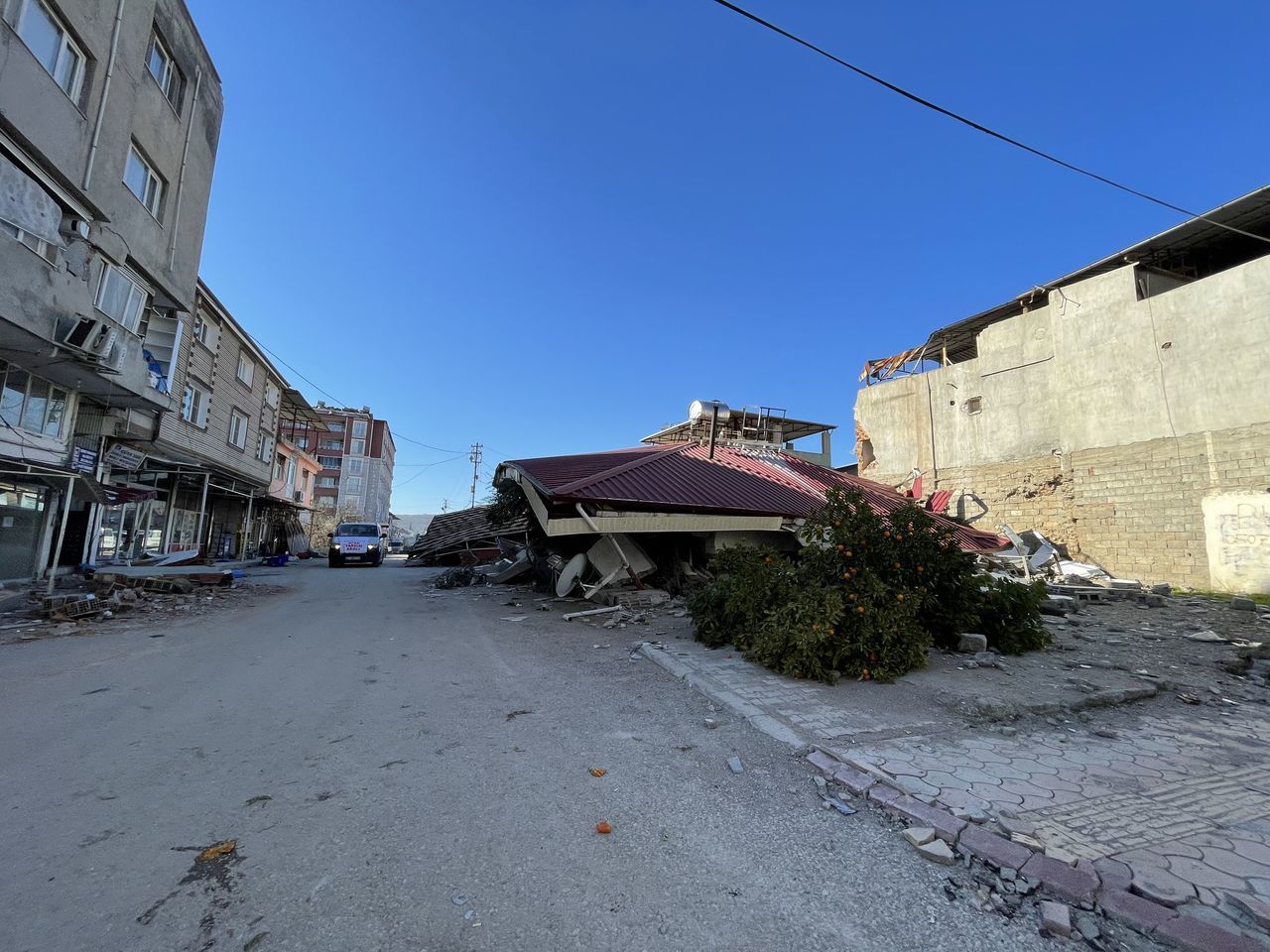 architecture, building exterior, built structure, sky, town, building, road, urban area, clear sky, city, nature, house, neighbourhood, street, blue, day, no people, residential area, transportation, wall, residential district, outdoors, infrastructure