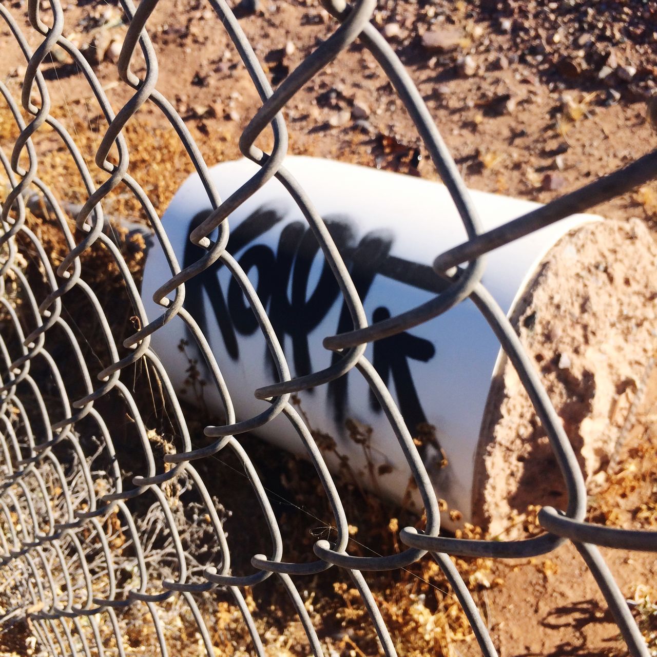 CLOSE UP OF CHAINLINK FENCE