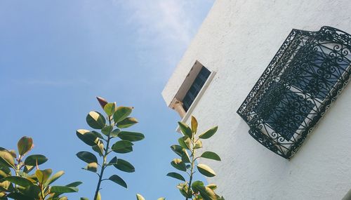 Low angle view of skyscraper against sky