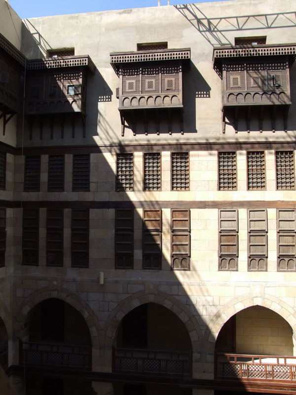 LOW ANGLE VIEW OF OLD BUILDING IN TOWN