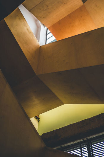 LOW ANGLE VIEW OF CEILING