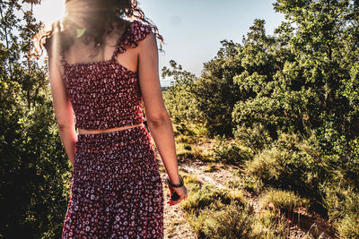 Young girl in the middle of the forest with sun breeze