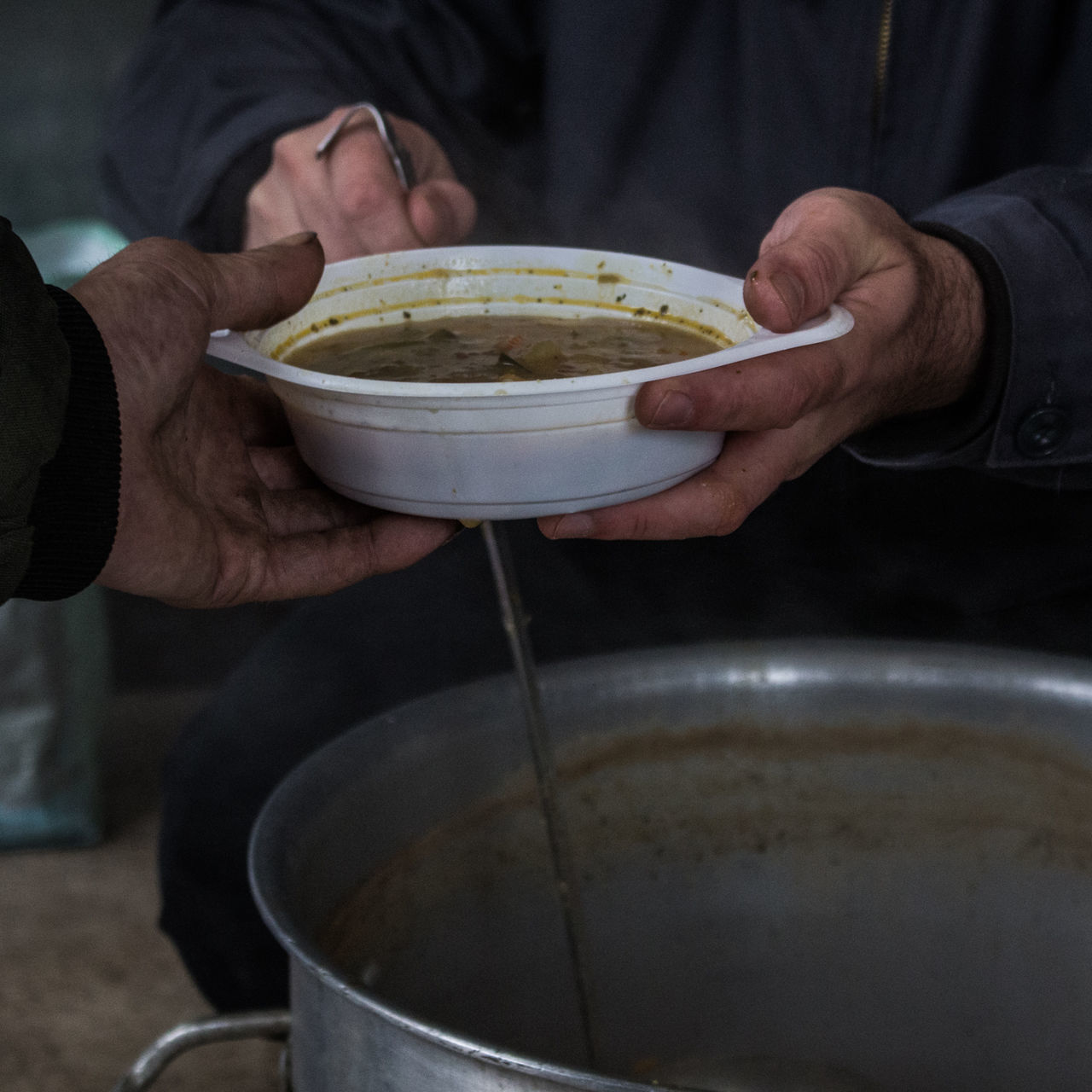 CROPPED IMAGE OF MAN HAVING COFFEE