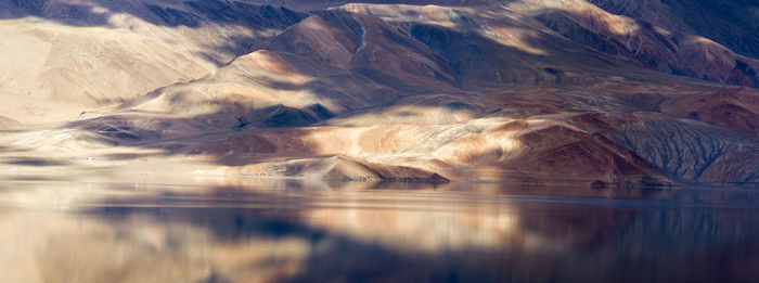 Tso moriri mountain lake panorama with mountains and blue sky reflections in the lake