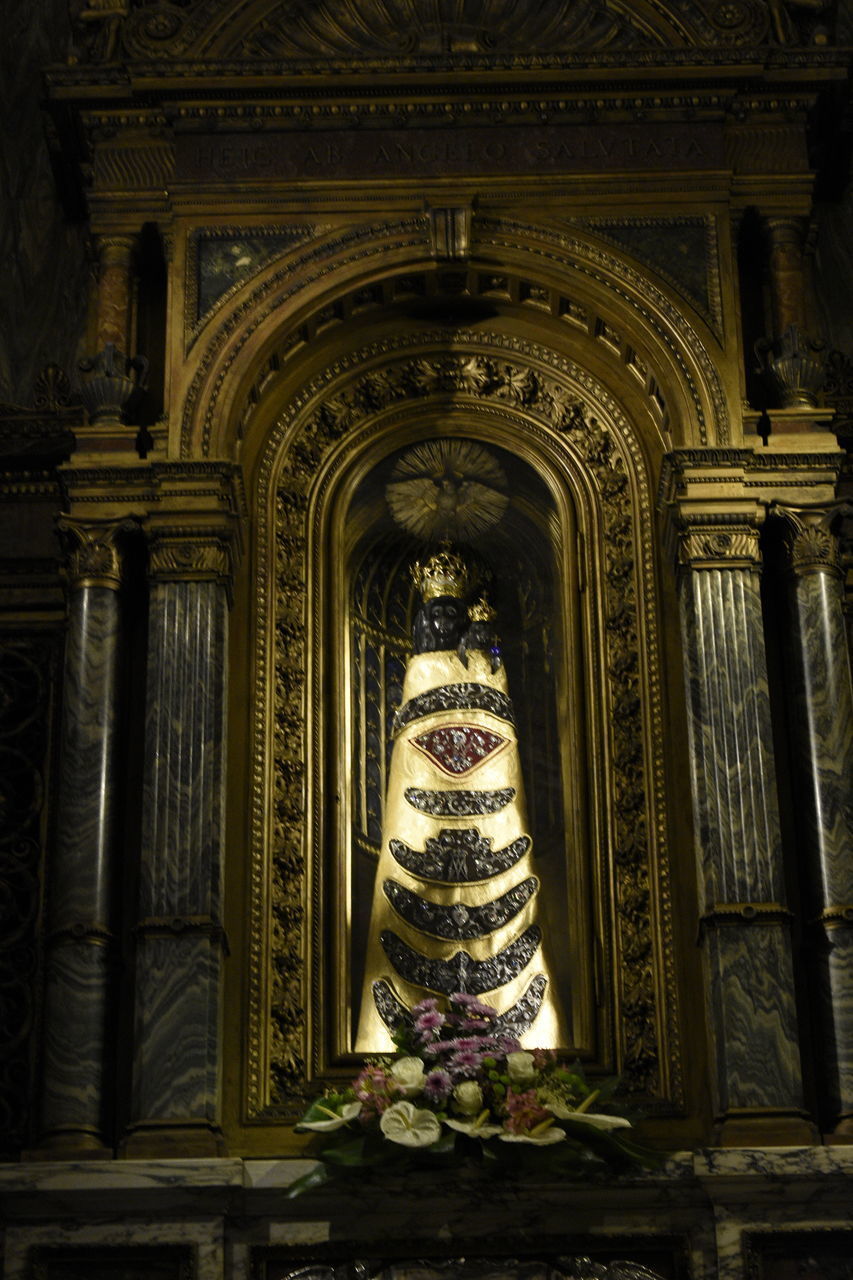 LOW ANGLE VIEW OF STATUES ON BUILDING