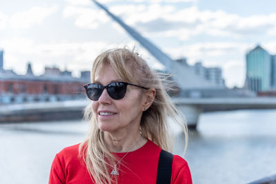 Mature woman with sunglasses looking at the horizon in buenos aires. selective focus