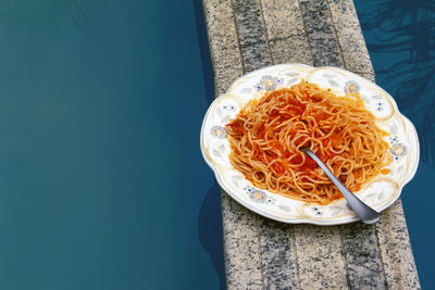 Pasta dish on the edge of de pool