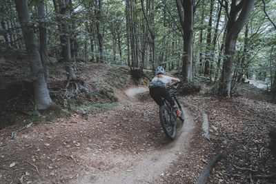 Rear shot of female mountainbiker on flow trail taking a corner