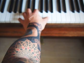 Close-up of cropped hand