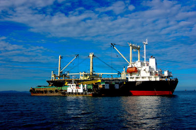 Loading work between ships in the sea