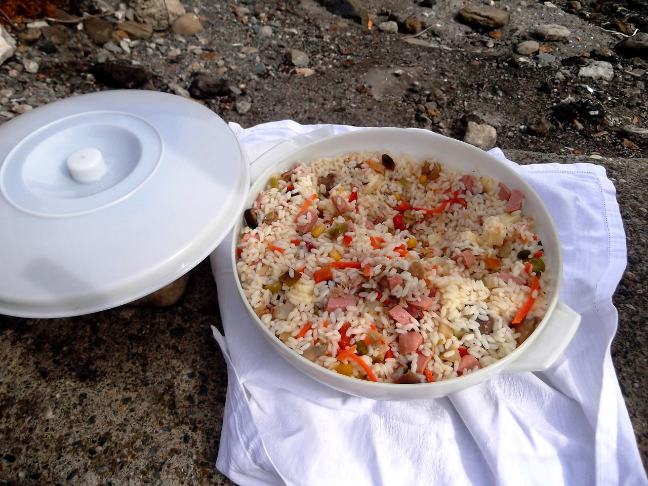 HIGH ANGLE VIEW OF FOOD ON PLATE