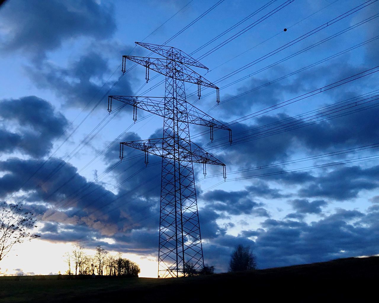 LOW ANGLE VIEW OF SILHOUETTE ELECTRICITY PYLON AGAINST SKY AT DUSK