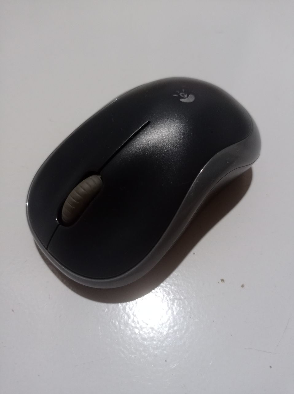 computer mouse, electronic device, computer component, indoors, technology, no people, black, studio shot, single object, close-up, gray