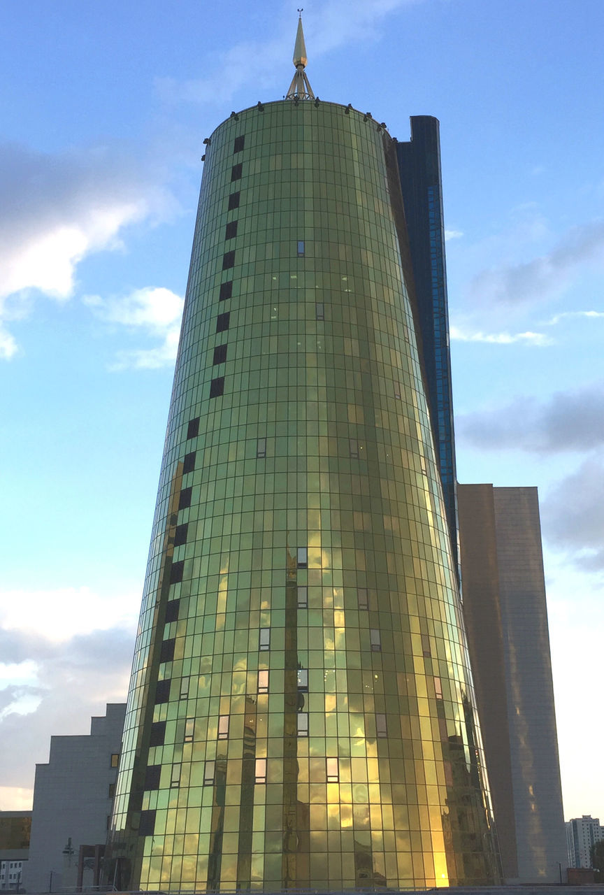 LOW ANGLE VIEW OF MODERN BUILDING AGAINST SKY