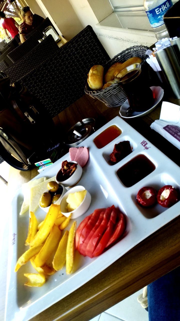 HIGH ANGLE VIEW OF FOOD ON TABLE