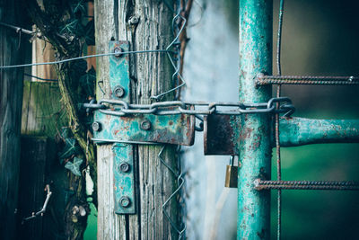 Chain attached on gate