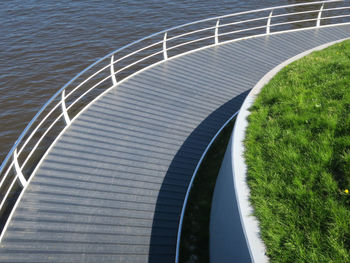 Curving sidewalk bridge