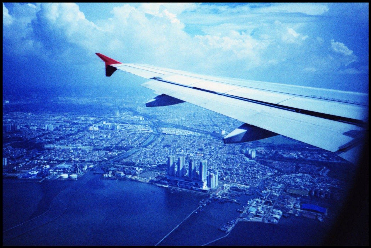 AERIAL VIEW OF AIRPLANE WING