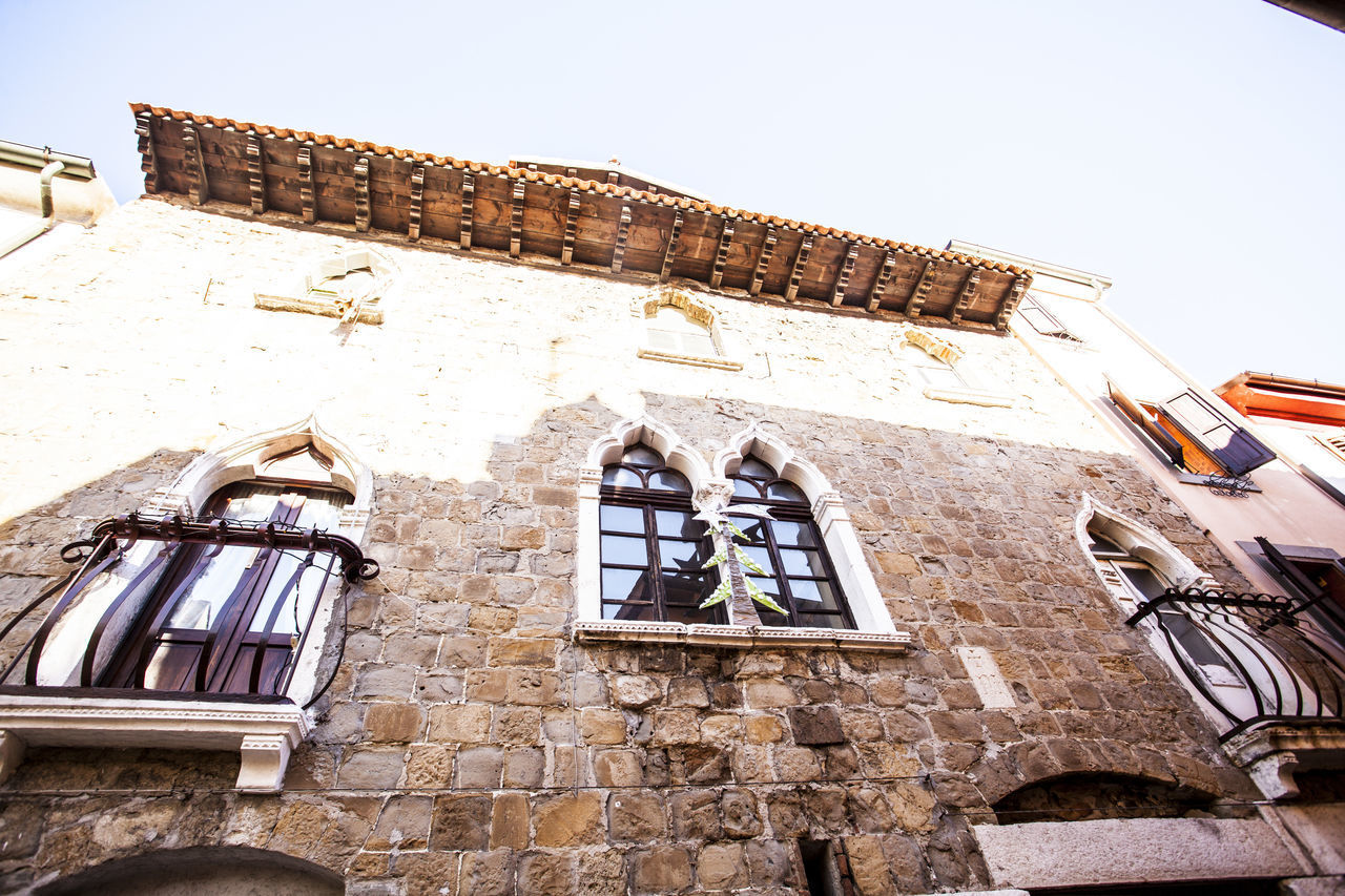 LOW ANGLE VIEW OF OLD BUILDING AGAINST SKY