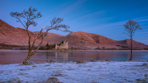 Kilchurn castle looking over loch awe in the scottish highlands 