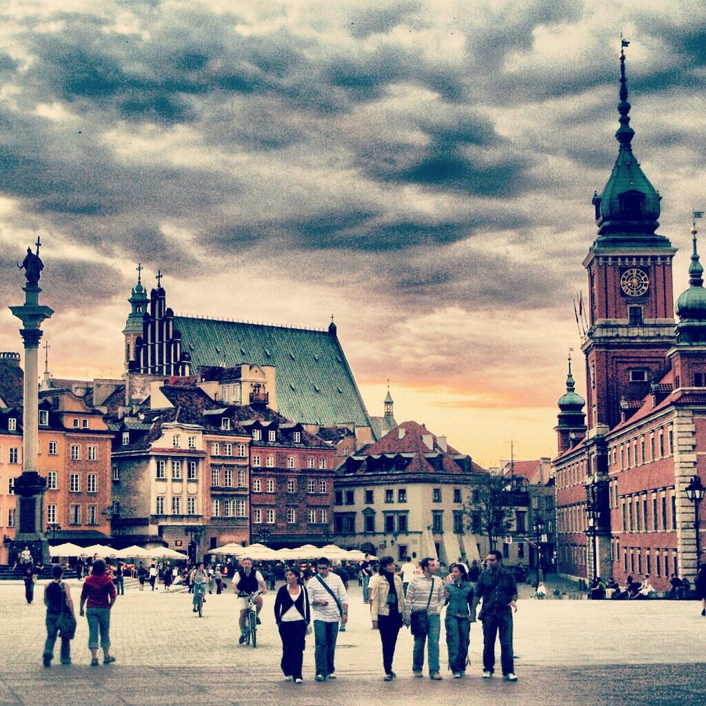 architecture, building exterior, built structure, large group of people, sky, person, men, lifestyles, cloud - sky, city, walking, tourist, tourism, famous place, leisure activity, travel destinations, city life, mixed age range, town square