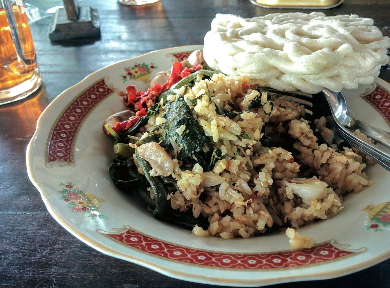 HIGH ANGLE VIEW OF FOOD IN PLATE