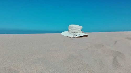 Am strand von bordeira. praia da bordeira.