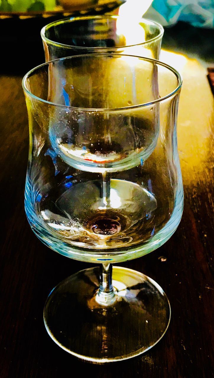 CLOSE-UP OF GLASS OF WATER ON TABLE