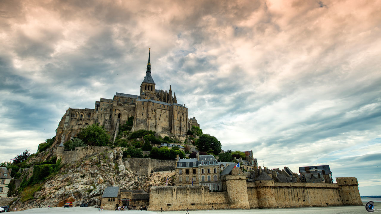 LOW ANGLE VIEW OF HISTORICAL BUILDING AGAINST CLOUDY SKY