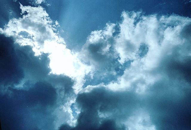 sky, cloud - sky, low angle view, sky only, beauty in nature, cloudscape, cloudy, tranquility, scenics, nature, tranquil scene, backgrounds, sunbeam, cloud, blue, full frame, idyllic, weather, sunlight, fluffy